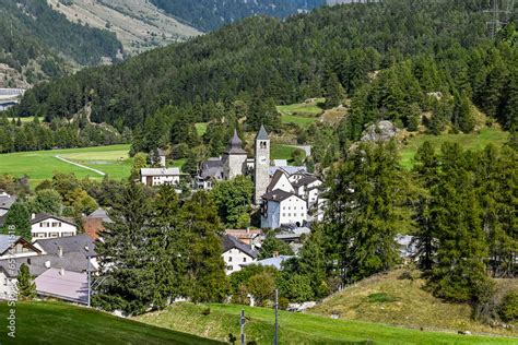 Susch Dorf Bergdorf Turm Kirche Inn Fluss Engadin Unterengadin