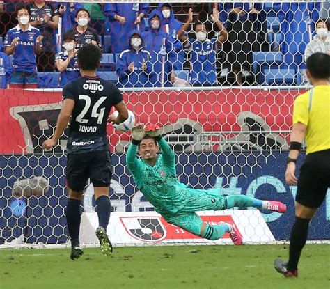 ＜横浜・札幌＞前半、ファインセーブを見せる横浜・高丘（右）（撮影・西海健太郎） ― スポニチ Sponichi Annex サッカー