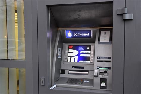 Banki podnoszą opłaty 10 zł za wypłatę gotówki z bankomatu Od kiedy