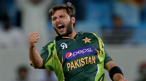 Shahid Afridi की बेटी ने भारत के समर्थन में फहराया झंडा देखें Video