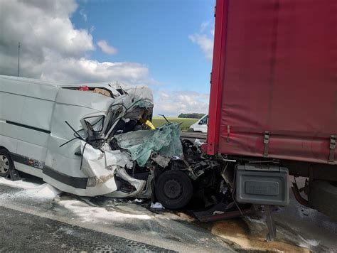 Miertelny Wypadek Na Autostradzie A Bus Wbi Si W Samoch D Ci Arowy