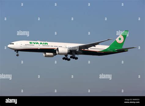 Eva Air Boeing 777 300er Flugzeug Stock Photo Alamy