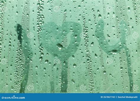 Agua Natural Cae Sobre El Vidrio Con Palabras Que Te Amo Foto De