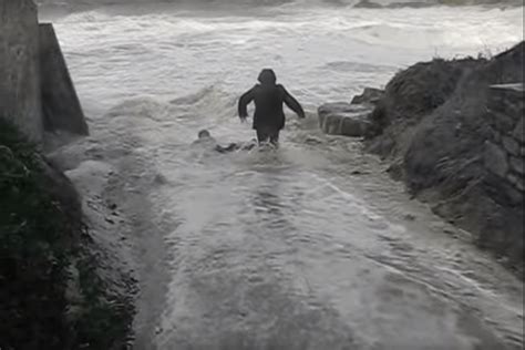 VIDÉO Un homme sauve un couple de retraités emporté par les vagues