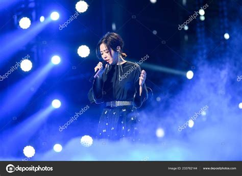 Chanteuse Chinoise Jane Zhang Zhang Liangying Lors Cérémonie Annuelle