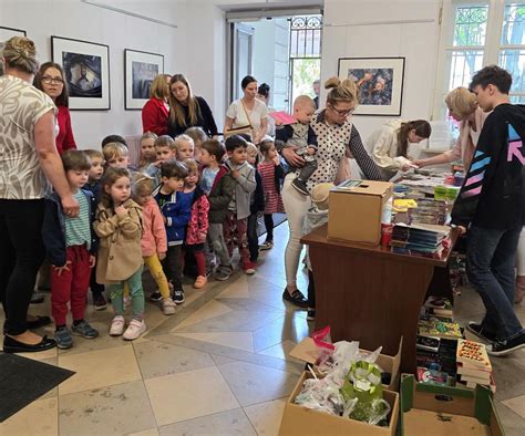 Fotorelacja Z Akcji Ksi Ka Za Baterie W Miejskiej Bibliotece