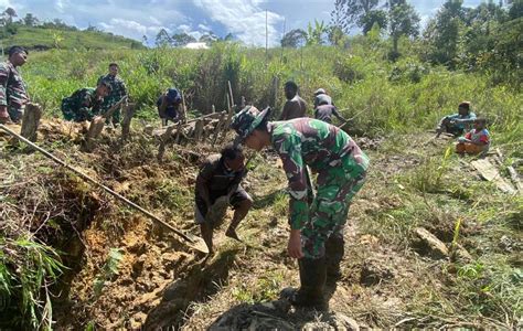 Gotong Royong Bersihkan Parit Satgas Yonif Bn Dan Warga Cegah