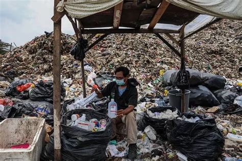 Merinding Begini Kondisi Limbah Medis Berserakan Di TPA Burangkeng