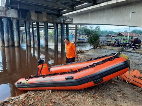 Media Center Seorang Pria Terjun Ke Sungai Dari Jembatan Siak Ii Tim