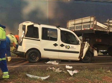 Colisão Entre Carro E Carretas Deixa Cinco Pessoas Feridas Na Br 163