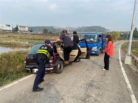 自小客車狹小道路會車 車輛卡路旁水溝 警民合作協助脫困 蕃新聞