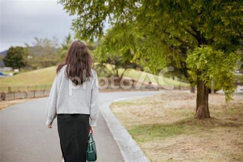 公園を一人で歩く女性の後ろ姿 No 25214776｜写真素材なら「写真ac」無料（フリー）ダウンロードok