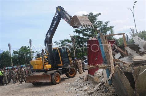 PEMBONGKARAN BANGUNAN LIAR ANTARA Foto