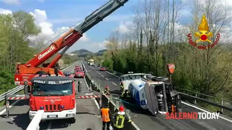 Si Ribalta Autocisterna Sul Raccordo Avellino Salerno Il Video Dei