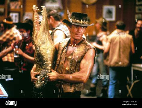 Paul Hogan Crocodile Crocodile Dundee 1986 Stock Photo Alamy