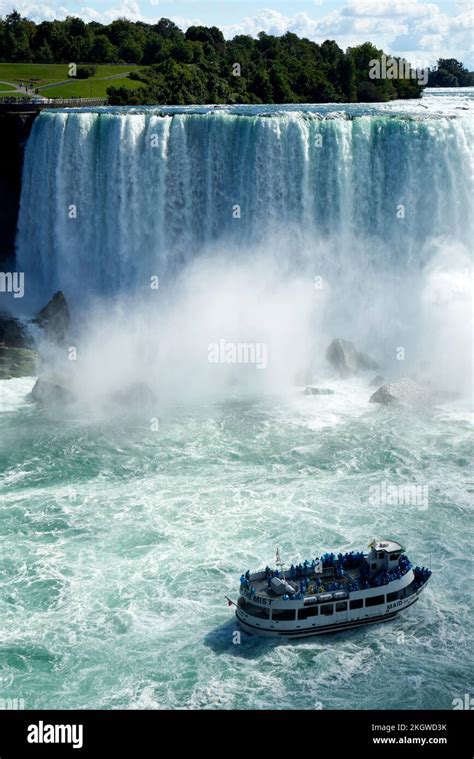 Cruise at the Niagara Falls Stock Photo - Alamy