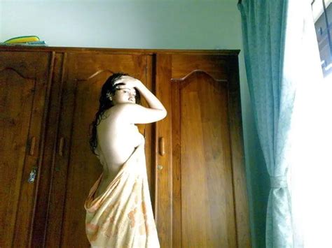 A New Comer Model Shooting Her Nude And Fucking Pic To Her Director For