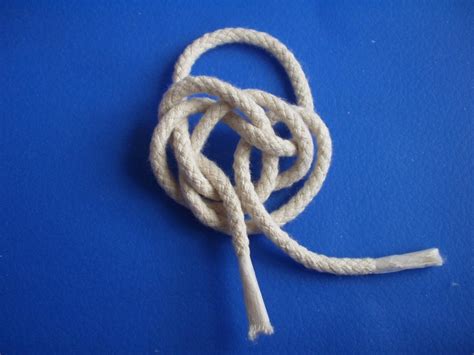 Knife Lanyard Knot Tied on the Table : 8 Steps - Instructables