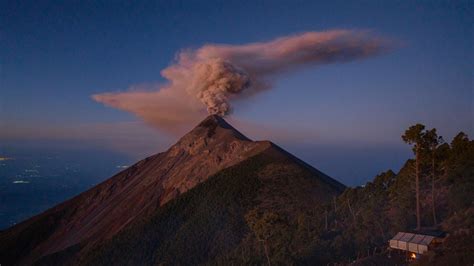 Alerta en Guatemala entró en erupción el volcán de Fuego uno de los