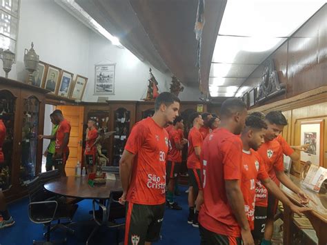 Sub 20 Da Lusa Visita Museu Do Clube Antes Da Estreia No Paulista