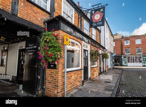 Tudor Inn Hi Res Stock Photography And Images Alamy