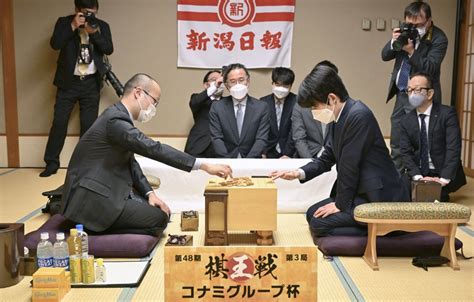 将棋棋王戦5番勝負第3局前に開会式 藤井五冠と渡辺棋王 写真特集16 毎日新聞