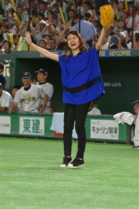 （写真）石原さとみが始球式に登場！ リーゼントなびかせ決めた今年の投法は エンタメ ニュース ｜クランクイン！