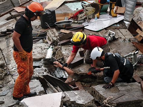 wall collapse  manila august    economic times