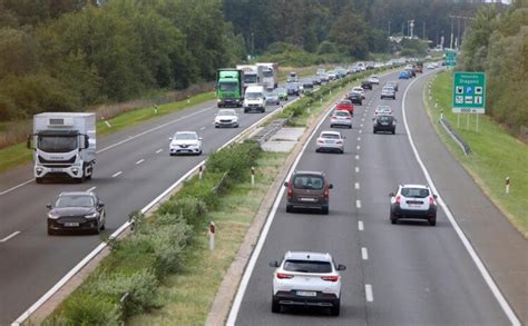 Voza I Oprez Na Autocesti A Netko Vozi U Sprotnom Smjeru N