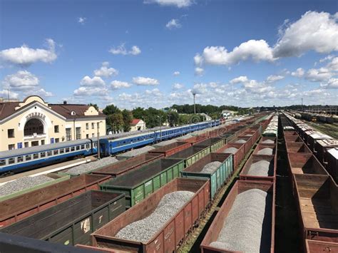 LVIV UCRANIA ABRIL DE 2018 El Ferrocarril En El Cual Hay Muchos