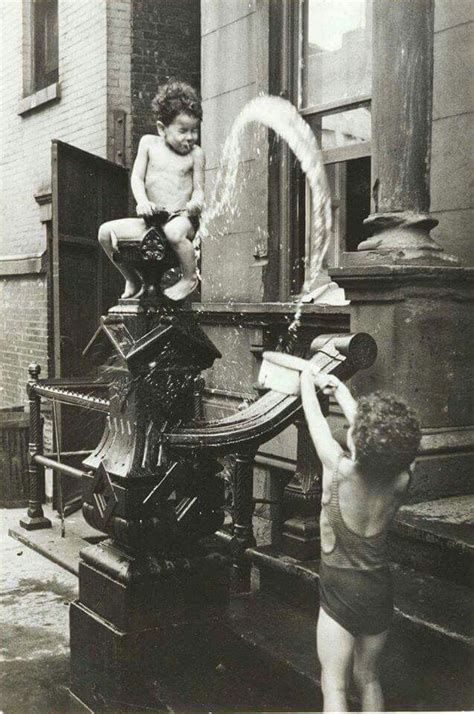 Fotografía Helen Levitt Childs Playing New York 1942 Helen