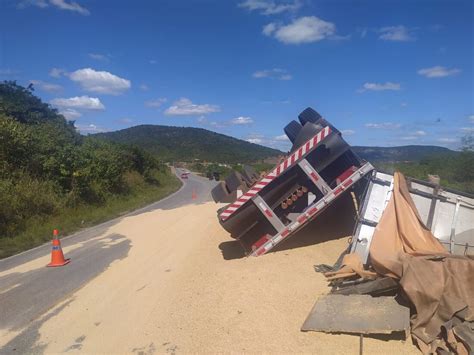 Carreta Tomba E Espalha Carga De Farelo De Soja Na Pista Na BR 104 No