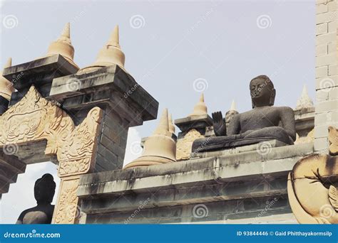 Estatua De Buda En Chedi Hin Sai Complejo De Los Stupas Que Se