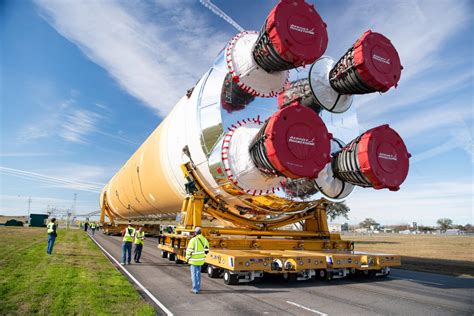 Inside America S Massive Rocket Factory How Nasa Is Going Back To The Moon Cnet