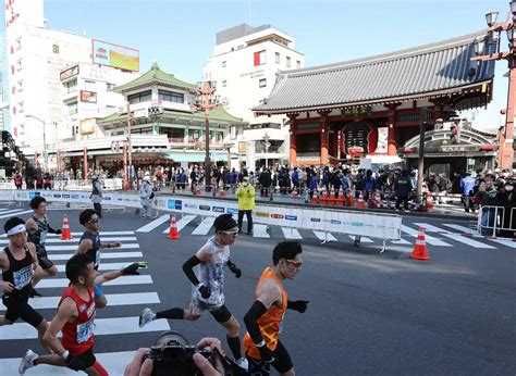 ＜東京マラソン＞浅草雷門前を通過する猫ひろし（左下）（撮影・大城 有生希） ― スポニチ Sponichi Annex 芸能