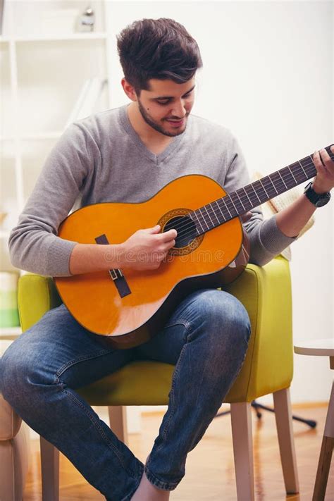 Hombre Joven Que Toca La Guitarra Imagen De Archivo Imagen De Gente