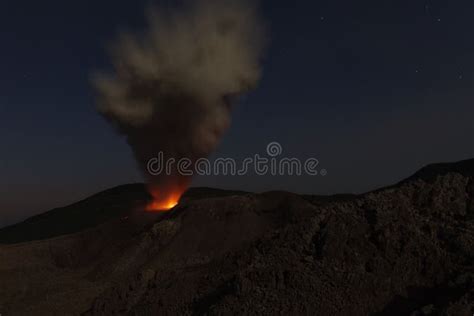 Ruption De Nuit De Volcan D Ibu Halmahera Les De Maluku Indon Sie