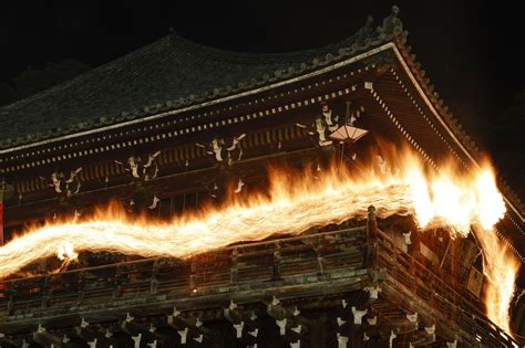 二月堂、籠たいまつの火の粉舞う 奈良・東大寺「お水取り」47news（よんななニュース）：47都道府県52参加新聞社と共同通信のニュース