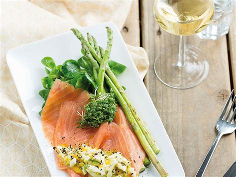 Gegrilde Groene Asperges Met Gerookte Zalm