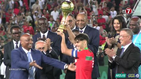 لحظة رفع الكأس مراسيم تتويج المنتخب المغربي بكأس إفريقيا للأمم لأقل