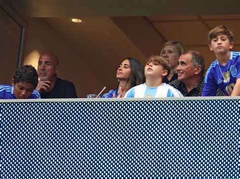 Antonela Roccuzzo Y Sus Hijos Todos De Azul Con La De Messi Y En