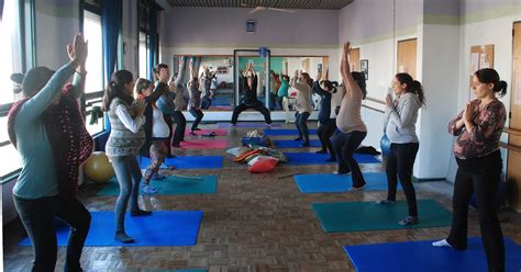 La Vida En Yoga Postura De La Diosa Utkata Konasana