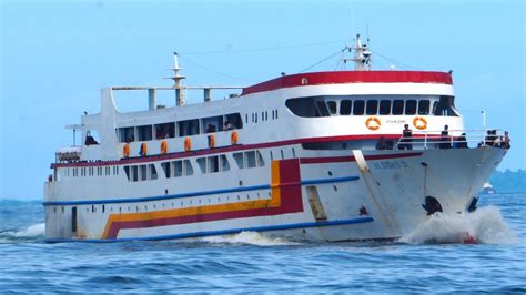 Kapal Penumpang Yang Datang Saat Laut Bergelombang Km Al Sudais