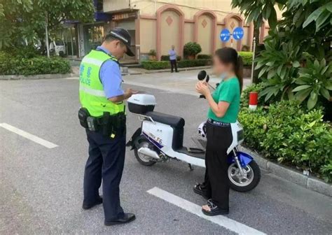 女子着急闯红灯被拦 中山交警疑其遭遇诈骗及时劝阻避损凤凰网广东 凤凰网