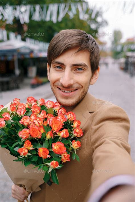 Smiling man making selfie with flowers | Smiling man, Flowers, Selfie