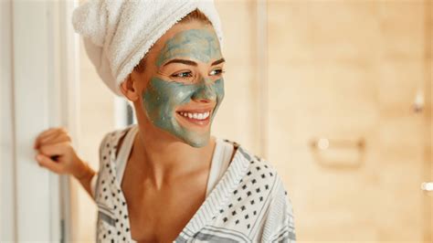 Guía para exfoliar la cara en tres pasos