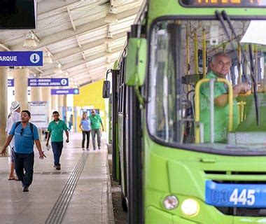 Ônibus têm frota reduzida neste feriado veja horários e fluxo