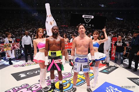 仲間たち入場するメイウェザー（c）rizinff ― スポニチ Sponichi Annex 格闘技