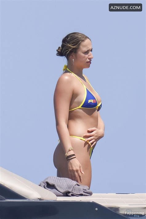 Tate McRae Sexy Spotted In A Sizzling Bikini On A Yacht For Her Birthday At Pampelonne Beach In