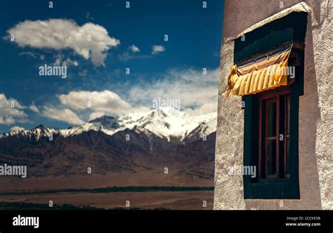 Fenster Des Buddhistischen Tempels Mit Himalaya Im Hintergrund Fotos